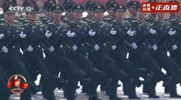 云资管 “枪界变形金刚”亮相! 徒步方队持新一代制式步枪受阅