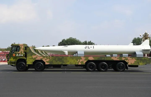 国荣配资 “惊雷-1”空基远程导弹震撼亮相, 台退将: 解放军“核三位一体”最后一块拼图拼上了